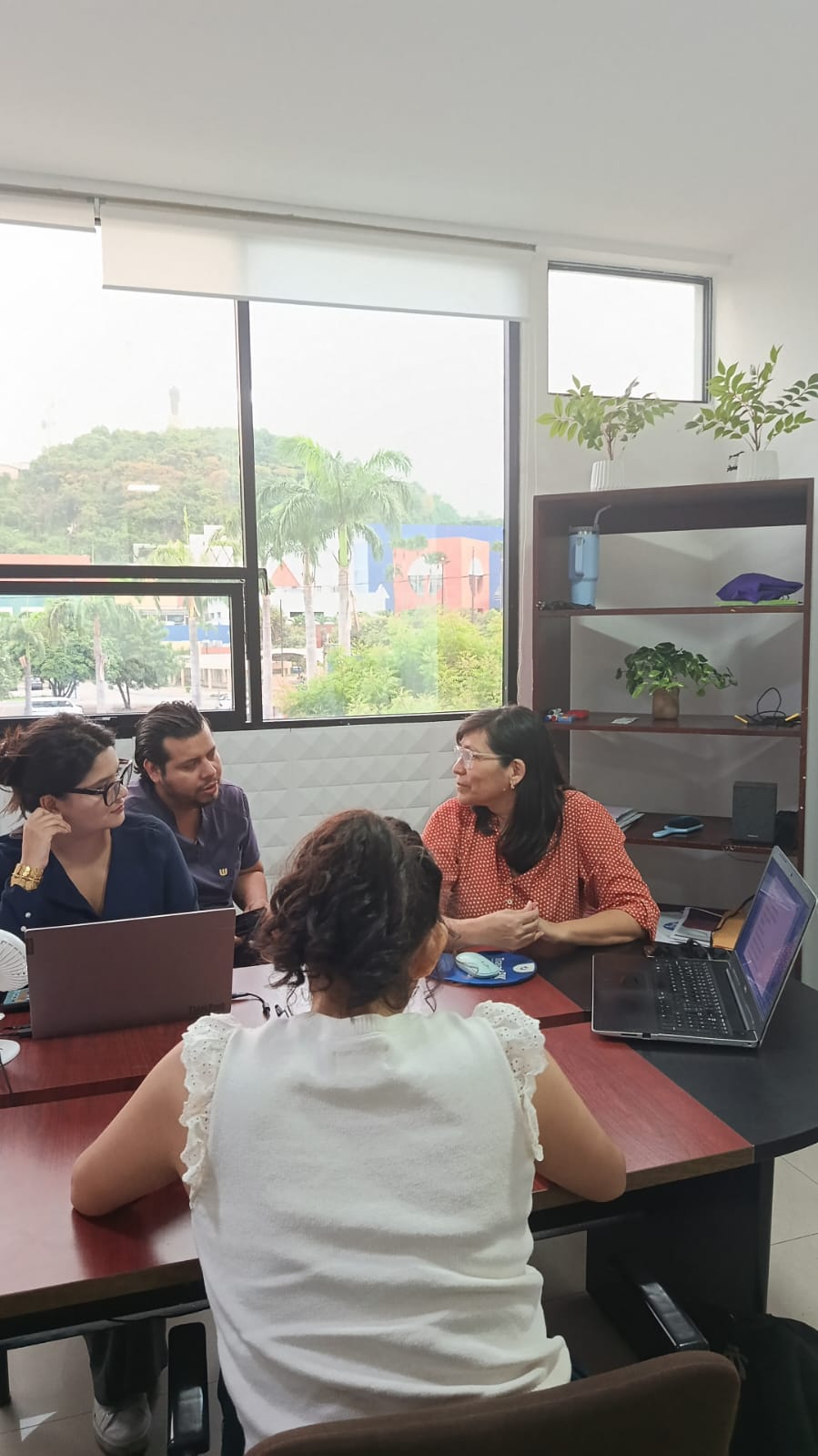 Equipo MedX Logistics en reunión